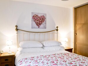 Double bedroom | Paterson Cottage, Heights of Kilcoy, Muir of Ord