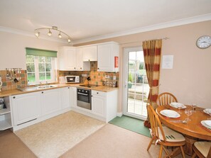 Curlew Cottage dining and kitchen area | Curlew Cottage, Leverton