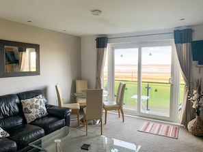 Living room/dining room | Beachlands, Gogledd
