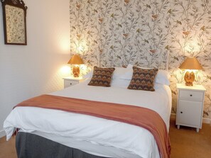 Double bedroom | Tarandoun Cottage, Helensburgh