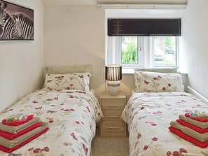 Twin bedroom | Tree Tops, Youlgreave near Bakewell