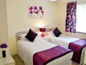 Twin bedroom | Rosecraddoc Holiday Village - Trevarno, Liskeard