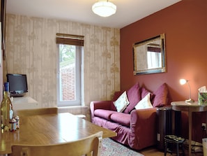 Charming open plan living/dining room/kitchen | The Writing Room, Barford, near Stratford-upon-Avon