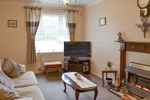 Welcoming living area with double sofa bed | Cosy Corner, Bridlington