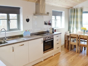 Open plan living/dining room/kitchen | Little Owl Lodge, St Columb, nr. Padstow