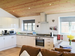 Open plan living/dining room/kitchen | Little Owl Lodge, St Columb, nr. Padstow