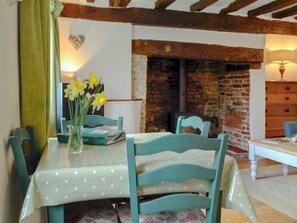 Quaint dining area | Three Ash Cottage, Bungay