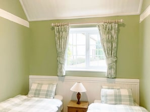 Twin bedroom | Valley Farm Cottage - Valley Farm Cottages, Sudbourne, near Orford