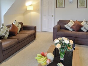 comfortable living room | Lake View Cottage - Rosecraddoc Manor, Liskeard