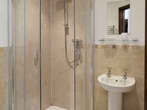 En-suite shower room | Homeleigh Barn - Burracott Farm, Poundstock, Bude