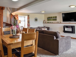 Good-sized dining table | Beudy Hen - Beudy Hen and Ysgubor, Llanfair, near Harlech