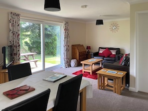 Living room/dining room | Tresco - Rosecraddoc Holiday Village, Liskeard