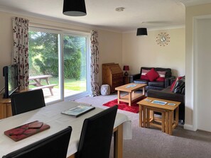 Living room/dining room | Tresco - Rosecraddoc Holiday Village, Liskeard