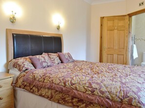 Comfortable double bedroom with king size bed and en-suite | No 5 Pengraig Draw - Pengraig Cottages, Near Llanfarian