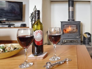 Warm, cosy living/ dining room | Ty Hir - Bwlchgwyn Equestrian Holidays, Arthog, near Fairbourne