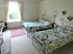 Twin bedroom | Shaw House, Alton