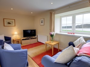Living room/dining room | Osprey Hideaways - Peregrine Cottage, Stirling