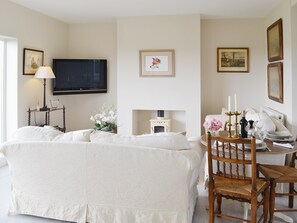 Open plan living/dining room/kitchen | Snooty Fox Cottage, near Hexham