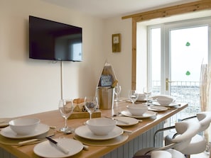 Charming dining area with sea views | Making Waves, Cellardyke near Anstruther