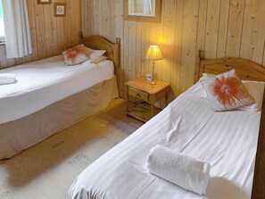 Good-sized twin bedroom | The Hive, Warmwell, near Dorchester