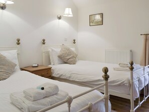 Light and airy twin bedroom | Ash Farm Barns- The Loft - Ash Farm Barns, North Willingham, near Market Rasen