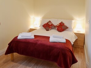 Double bedroom | The Stable - Decoy Farm Holiday Cottages, High Halstow, near Rochester