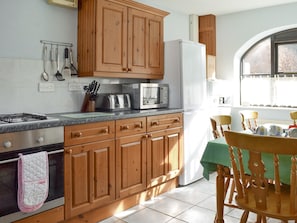 Well-equipped fitted kitchen with dining area | The Granary - Hopgrove Farm Cottages, York