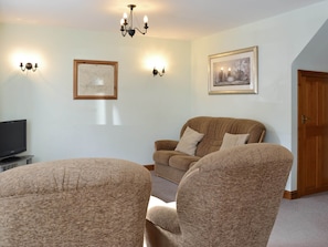 Spacious living room | The Granary - Hopgrove Farm Cottages, York