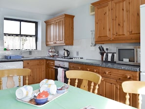 Convenient dining area within kitchen | The Granary - Hopgrove Farm Cottages, York