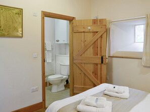 En-suite facility in double bedroom | The Old Dairy - Ash Farm Barns, North Willingham, near Market Rasen