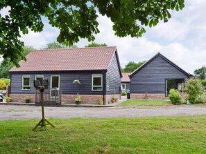 Exterior | New Waters Holiday Cottages - Chestnut Cottage, Wortham, nr. Diss