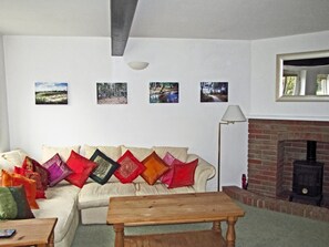Spacious living room | Toad Hall, Island Harbour, near Newport