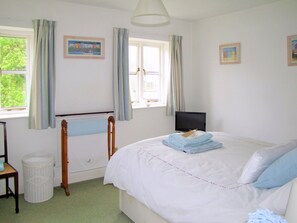 Comfortable double bedroom | Toad Hall, Island Harbour, near Newport
