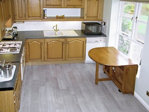 Well-equipped kitchen with dining area | Toad Hall, Island Harbour, near Newport