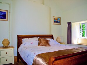 Welcoming double bedded room | Ivy Cottage, Chedworth, near Cheltenham