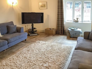 Large lounge with TV and plenty of seating | Foremark Threshing Barn - Foremark Cottages, Milton, near Repton