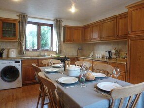 Kitchen/diner | Penty Rosen - Rescorla Farm Cottages, Mevagissey, near St. Austell