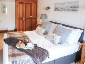 Double bedroom | Penty Rosen - Rescorla Farm Cottages, Mevagissey, near St. Austell