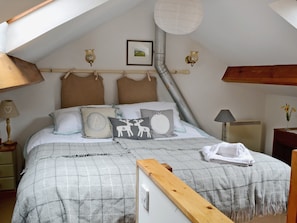 Galleried bedroom area with super king size bed | Honeysuckle Cottage, Nercwys near Mold