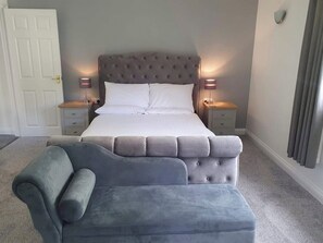 Double bedroom | Riverbank - Rosecraddoc Manor, Near Liskeard