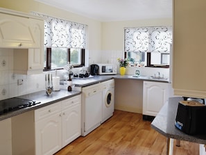 Kitchen | Rosecraddoc Manor - River View Villa, Liskeard