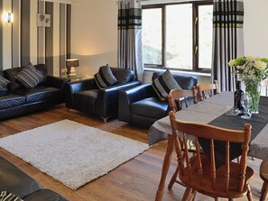 Living room/dining room | River View Villa - Rosecraddoc Manor, Liskeard