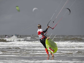 Kitesurferin in ihrem Element