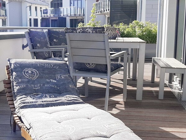 Sonnenterrasse mit Sonnenliegen