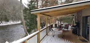 Spend hours under the covered porch with dueling Bimini ring toss games.