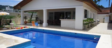 Fachada interna com piscina