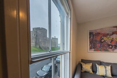 Central Windsor Apartment Facing The Castle