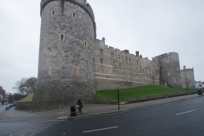 Central Windsor Apartment Facing The Castle