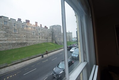 Central Windsor Apartment Facing The Castle
