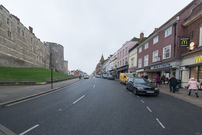 Central Windsor Apartment Facing The Castle